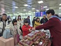 설 연휴 대구 찾은 중화권 관광객 맞이 공항 환대행사