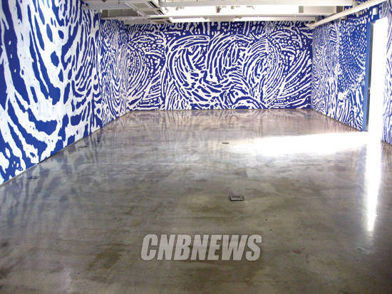 ‘메아리’전 3층 전시장에 설치돼 있는 ‘오수회화(적분의 그림)’ 작품. 사진 = 김금영 기자