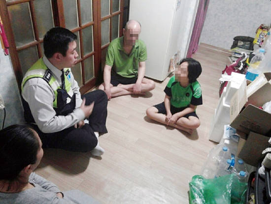 김삼주 경장이 소영이(가명) 집을 방문해 이야기를 나누고 있다. 사진 = 서울강북경찰서
