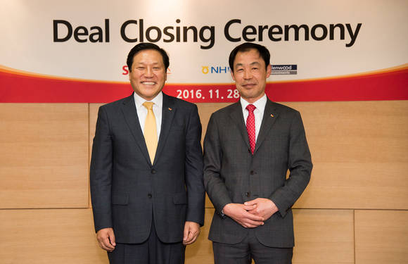 28일 SK네트웍스의 동양매직 인수 딜 클로징(Deal Closing) 행사에서 문종훈 SK네트웍스 사장(왼쪽)과 새로운 사명으로 출발하는 SK매직의 강경수 대표가 기념촬영을 하고 있다. (사진=SK네트웍스)