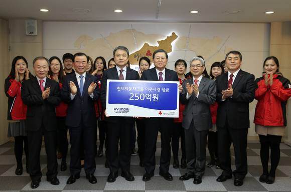 (앞줄 왼쪽부터) 사회복지공동모금회 김현경 관리본부장, 현대자동차 박광식 부사장, 현대자동차 정진행 사장, 사회복지공동모금회 허동수 회장, 사회복지공동모금회 박찬봉 사무총장, 사회복지공동모금회 강학봉 모금사업본부장 등이 기념 촬영을 하고 있다. (사진 = 현대자동차그룹)