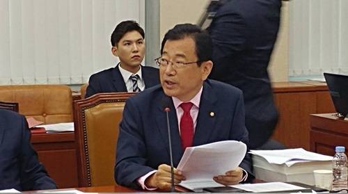 2016년 국정감사에서 질의 중인 새누리당 이현재 국회의원. (사진=이현재 국회의원실)