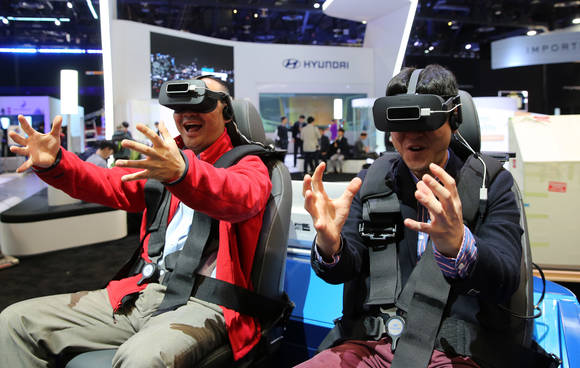행사 참가자들이 CES 2017에 전시한 현대자동차의 자율주행 VR 시뮬레이터를 체험하고 있다. (사진 = 현대자동차)
