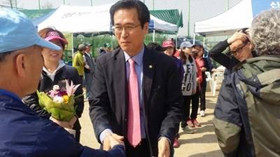 새누리당 함진규 국회의원이 지역구 체육대회에서 시민들과 악수하는 모습. (사진=함진규 국회의원실)