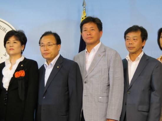 새누리당 김명연 국회의원(사진 오른쪽 두 번째)