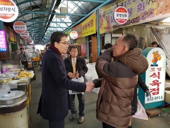 새누리당 곽상도 국회의원(사진 좌측)이 설 명절을 앞두고 지역구 명덕시장을 방문해 상인들과 대화하는 모습. (사진=곽상도 국회의원실)