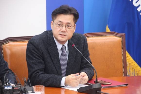 더불어민주당 홍익표 정책위원회 수석부의장이 지난해 연말 국회에서 '촛불혁명과 더불어민주당 과제'를 주제로 열린 간담회에서 발언하는 모습. (사진=홍익표 국회의원실)