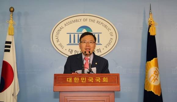새누리당 정태옥 국회의원이 국회 정론관에서 브리핑하는 모습. (사진=정태옥 국회의원실)