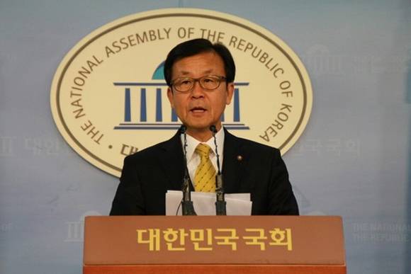 더불어민주당 원혜영 국회의원이 국회 정론관에서 기자회견을 하는 모습. (사진=원혜영 국회의원실)