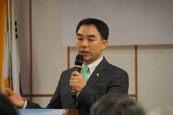 국민의당 채이배 국회의원이 '11월 촛불시민혁명과 경제민주주의, 재벌개혁 어떻게 할 것인가?'를 주제로 국회에서 열린 토론회에서 발언하는 모습. (사진=채이배 국회의원실)