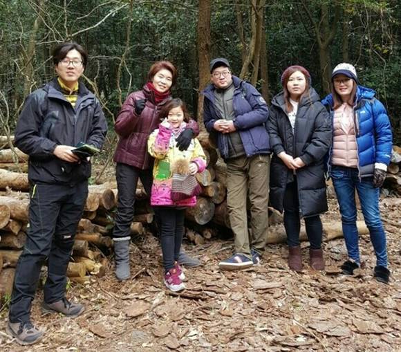 더불어민주당 한정애 국회의원(사진 왼쪽 두 번째)와 의원실 관계자들이 제주 곳자왈 도립공원에서 산행하는 모습. (사진=한정애 국회의원실)
