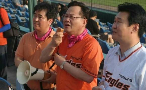 새누리당 이은권 국회의원(사진 가운데)이 대전구장에서 열린 한화 이글스 야구경기에서 관중들에게 인사말을 하고 있는 모습. (사진=이은권 국회의원실)