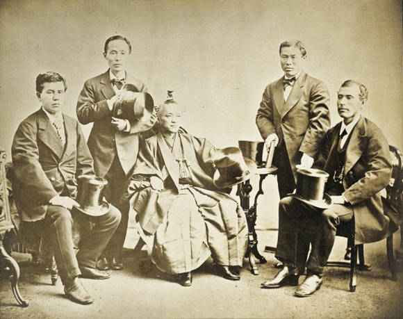 이와쿠라 사절단의 지도부(왼쪽에서 기도 다카요시, 야마구치 마스카, 이와쿠라 도모미, 이토 히로부미, 오쿠보 도시미치). 1872년 런던 체류 중 촬영.(사진=위키피디아)