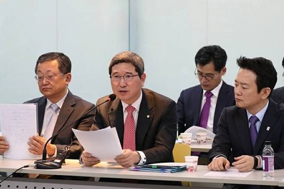 바른정당 김학용 국회의원(사진 앞줄 가운데)이 '바른정당 국회의원·원외위원장 연석회의'에서 AI에 이은 구제역 발병에 대해 정부의 무능력과 안전불감증을 질타하는 모습. (사진=김학용 국회의원실)