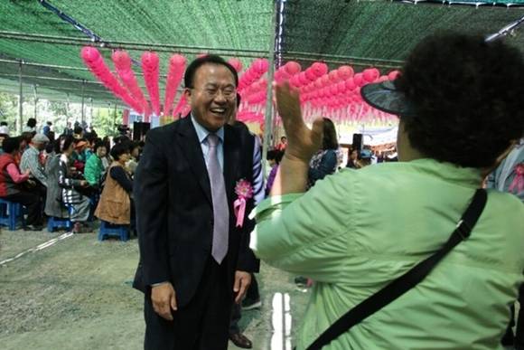 새누리당 윤재옥 국회의원이 지난해 5월 달서구 임휴사에서 열린 부처님오신날 봉축법요식 행사에 참석해 시민과 대화하는 모습. (사진=윤재옥 국회의원실)
