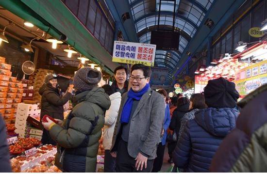 더불어민주당 박찬대 국회의원이 지난 설 명절을 앞두고 옥련시장을 방문하고 시장상인 등에게 인사를 전하는 모습. (사진=박찬대 국회의원 블러그)