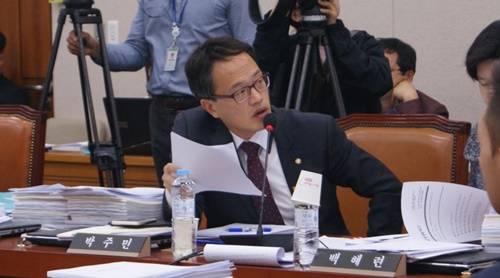 더불어민주당 박주민 국회의원이 지난해 법제사법위원회 전체회의에서 질의하는 모습. (사진=박주민 국회의원실)