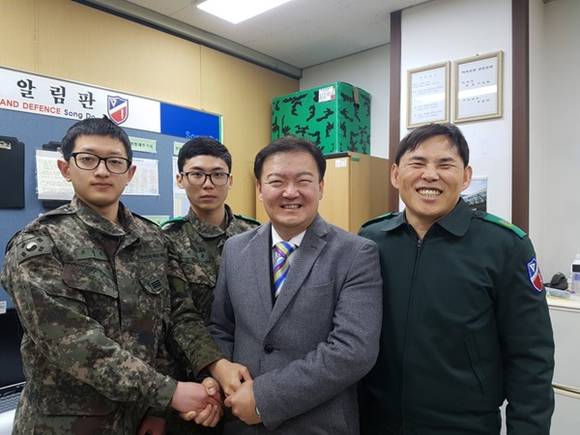 새누리당 민경욱 국회의원이 설 명절을 앞두고 지역구에서 시민을 만나는 모습. (사진=민경욱 국회의원 블러그)