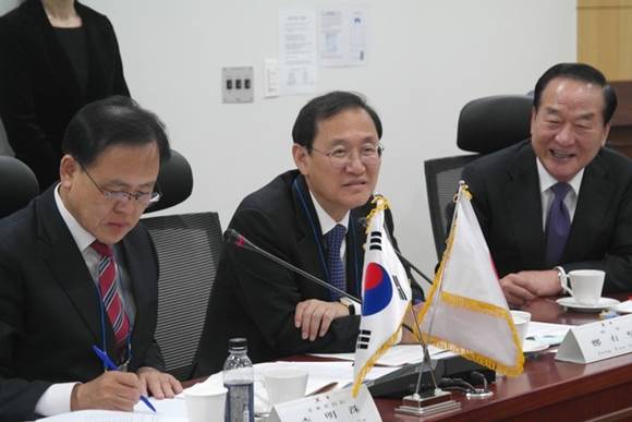 새누리당 정유섭 국회의원이 지난해 11월 그랜드호텔에서 열린 한일의원연맹 합동총회에서 한일 양국 현안에 대한 의견을 경청하고 있는 모습. (사진=정유섭 국회의원 블러그)