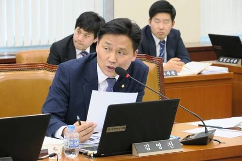 더불어민주당 김영진 국회의원이 14일 안전행정위원회 전체회의에서 질의하는 모습. (사진=김영진 국회의원 블러그)