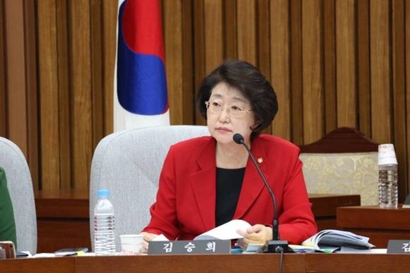 자유한국당 김승희 국회의원이 민생경제특별위원회에서 의견을 경청하는 모습. (사진=김승희 국회의원 블러그)