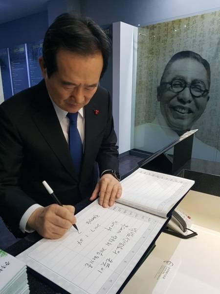 정세균 국회의장이 지난달 광주백범기념관 백화마을을 방문하고 방명록을 작성하는 모습. (사진=국회의장실)