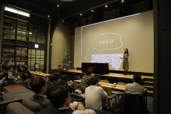 지난 15일 오후 6시 서울 중구 소재 CGV 명동역 씨네라이브러리에서 '신한은행 취미 플랫폼 in CGV' 행사가 열렸다. 이날 자율출퇴근제를 이용한 신한은행 직원 100여명은 김물길 작가의 토크콘서트 후 영화 '라이언'을 감상했다. (사진=신한은행)