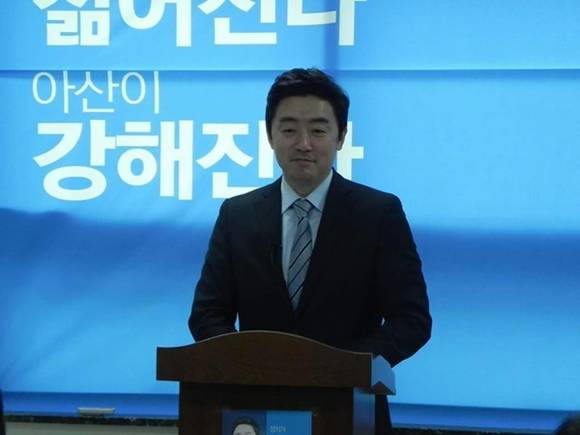 더불어민주당 강훈식 국회의원이 제20대 국회의원 총선거에 출마를 선언하는 모습. (사진=강훈식 국회의원 블러그)