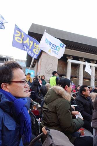 더불어민주당 박주민 국회의원이 지난 11일 박근혜 조기탄핵 및 특검연장 촛불집회에 참석한 모습. (사진=박주민 국회의원 블러그)