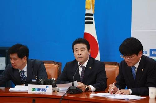 더불어민주당 박정 국회의원(사진 중앙)이 지난 7일 원내대책회의에서 청년실업문제 해소를 위해 정부 여당이 적극 협조할 것을 요청하는 모습. (사진=박정 국회의원 블러그)