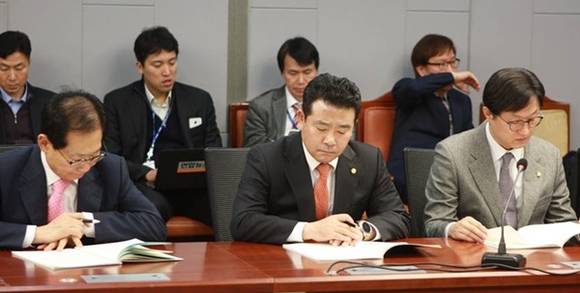 더불어민주당 박정 국회의원(사진 앞줄 중앙)이 지난 13일 '보수정권 10년, 국방·안보정책을 말하다'토론회에 참석해 발제를 경청하는 모습. (사진=박정 국회의원 블러그)