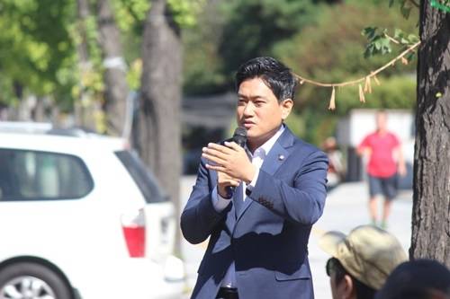 바른정당 오신환 국회의원이 지난해 8월 서울 여의도 산업은행 건물 부근에서 열린 사법시험 존치를 위한 집회에서 발언하는 모습. (사진=오신환 국회의원 블러그)