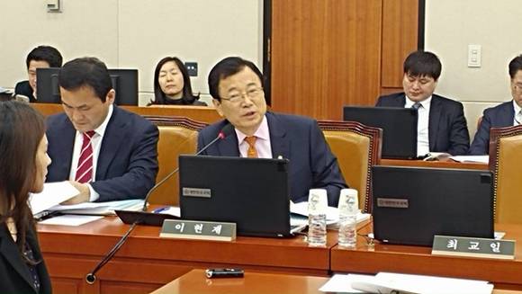 자유한국당 이현재 국회의원(사진 앞줄 오른쪽)이 지난 14일 기획재정위원회 전체회의에서 발언하는 모습. (사진=이현재 국회의원실)