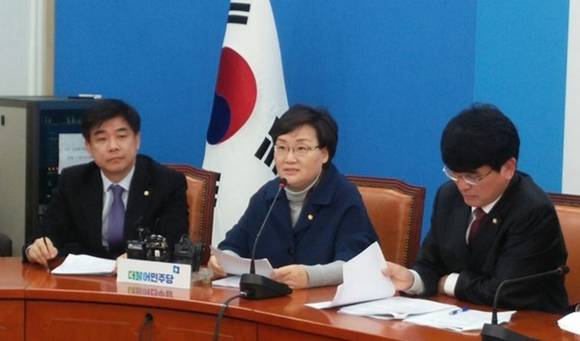 더불어민주당 문미옥 국회의원(사진 가운데)이 지난 14일 원내대책회의에서 발언하는 모습. (사진=문미옥 국회의원 블러그)