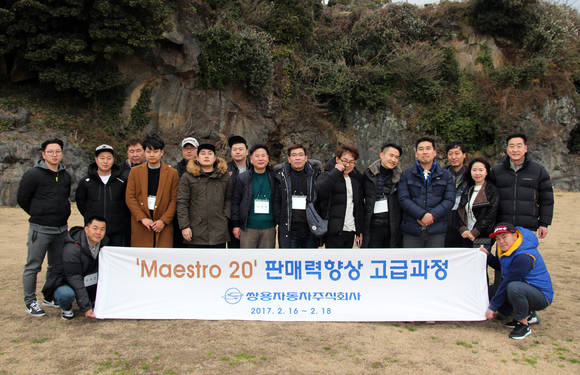 쌍용자동차가 16일부터 18일까지 제주도에서 2박 3일 일정으로 지난해 우수한 영업 실적을 거둔 AM(Auto Manager, 영업직사원)들을 대상으로 워크숍을 갖는 등 본격적인 판매 역량 강화에 나섰다. 워크숍에 참석한 AM 들이 기념촬영을 하고 있다.
