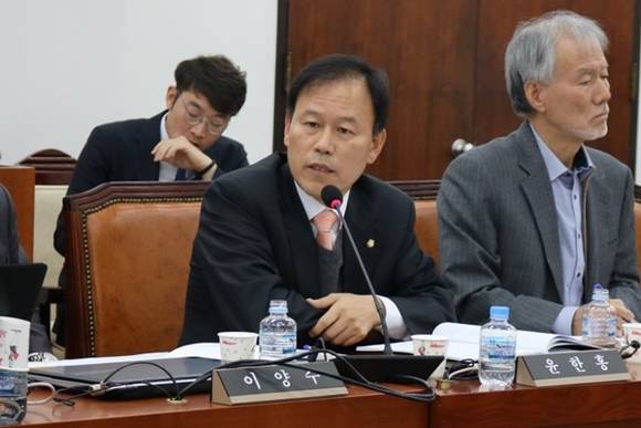 자유한국당 윤한홍 국회의원이 지난해 11월 지방재정분권특별위원회에서 발언하는 모습. (사진=윤한홍 국회의원 블러그)