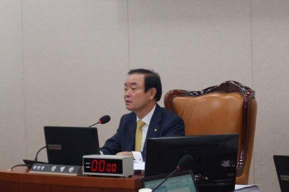 국민의당 장병완 국회의원이 15일 산업통상자원위원회 전체회의를 주관하는 모습. (사진=장병완 국회의원 블러그)