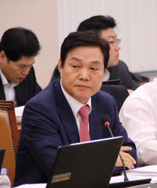 자유한국당 박완수 국회의원이 국토교통위원회에서 국토교통부 업무보고를 경청하는 모습. (사진=박완수 국회의원 블러그)