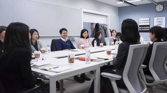 20일 진행된 W 포럼에서 박상규 사장과 구성원들이 토론하고 있다. (사진 = SK네트웍스)