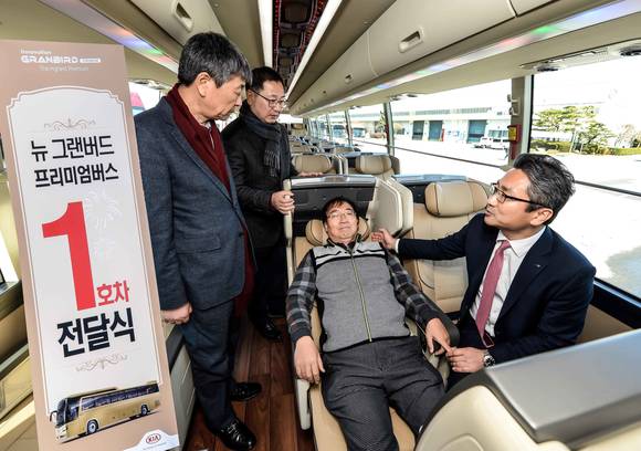 윤승규 기아차 법인판매본부장(맨 오른쪽)이 버스 대표들에게 ‘그랜버드 프리미엄버스’ 시트에 대해 설명하고 있다. (사진 = 기아자동차)