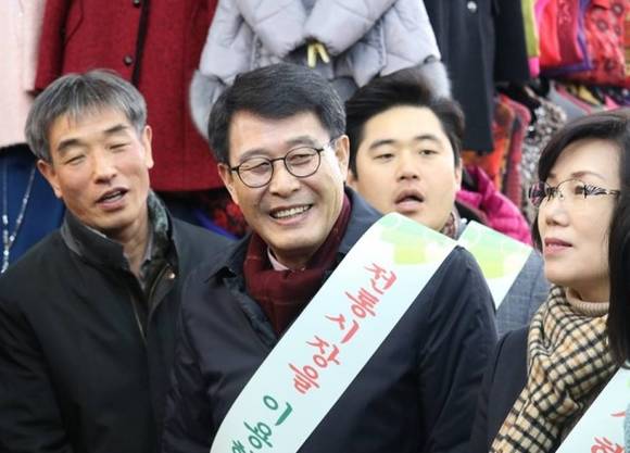 국민의당 김광수 국회의원(사진 가운데)이 설 명절을 앞두고 전통시장을 방문한 모습. (사진=김광수 국회의원 블러그)