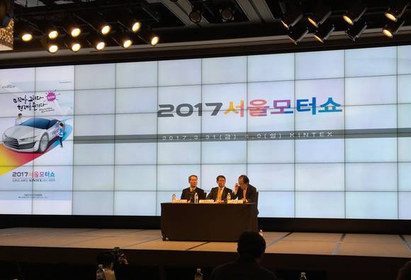 서울모터쇼 조직위원회는 22일 서울 종로구 JW 메리어트 동대문스퀘어에서 ‘2017서울모터쇼’ 기자간담회를 개최했다. 좌측부터 서울모터쇼조직위원회 고문수 부위원장, 김용근 조직위원장, 윤대성 부위원장이 질의응답 시간을 갖고 있다. (사진 = 윤지원 기자)