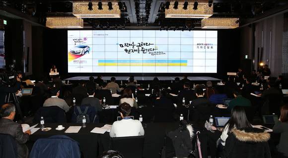 22일 ‘2017서울모터쇼’ 기자간담회에서 김주홍 전시팀장(우측 발표자)이 2017서울모터쇼의 규모와 특징을 설명하고 있다. (사진 = 서울모터쇼 조직위원회)