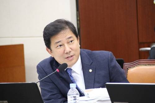 더불어민주당 김병기 국회의원이 지난해 국방부 국정감사에서 질의하는 모습. (사진=김병기 국회의원 블러그)