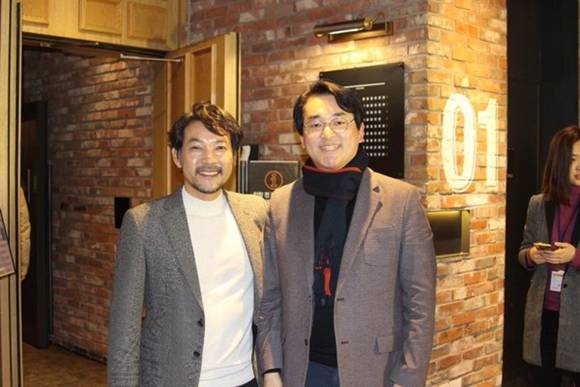 더불어민주당 박용진 국회의원(사진 오른쪽)이 배우 정진영과 함께 영화 '판도라'를 관람한 후 기념촬영하는 모습. (사진=박용진 국회의원 블러그)