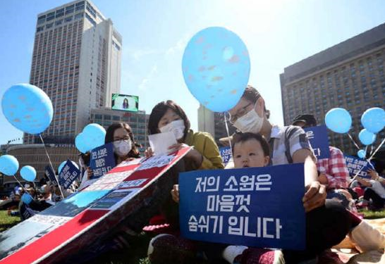 더불어민주당 송옥주 국회의원(사진 앞줄 우측 세 번째)이 '숨 쉴 권리 3법'을 대표발의한 지난 21일 시민들과 함께 퍼포먼스 하는 모습. (사진=송옥주 국회의원 블러그)
