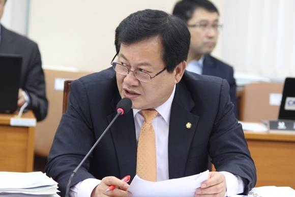 자유한국당 이은권 국회의원이 미래창조과학방송통신위원회에서 질의하는 모습. (사진=이은권 국회의원 블러그)
