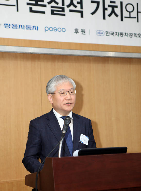 24일 열린 '2017 SUV 기술포럼'에서 쌍용자동차 기술연구소장 이수원 전무가 주제 발표에 앞서 참석자들에게 환영사를 건네고 있다. (사진 = 쌍용자동차)