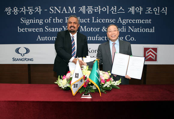 25일 쌍용자동차 서울사무소에서 열린 제품 라이선스 체결식에서 쌍용자동차 최종식 대표이사(사진 오른쪽)와 SNAM社 파드 알도히시 대표 이사가 계약서 서명 후 악수를 나누고 있다. (사진 = 쌍용자동차)