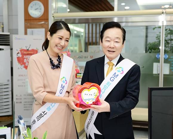 신종백 새마을금고중앙회장(오른쪽)과 새마을금고 전속모델 유호정씨가 '사랑의 좀도리운동 저금통'을 전달하고 있다. (사진=새마을금고중앙회)